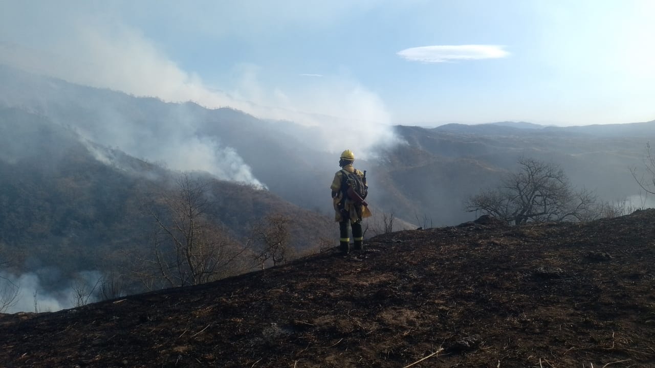 Bombero de Raco frente a un incendio forestal
